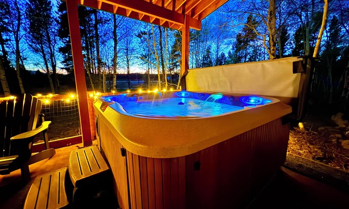 Last Chance Cabina | Spacious comfortable cabin, 33 Miles to Yellowstone, Wi/Fi, Fire Pit, Hot Tub 🦬