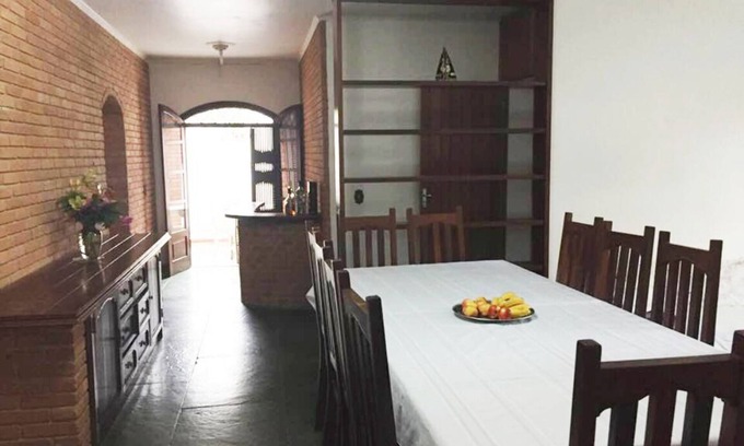 Itanhaem Casa | Amplia y cómoda casa de una sola planta, a una cuadra de la playa y cerca del centro.