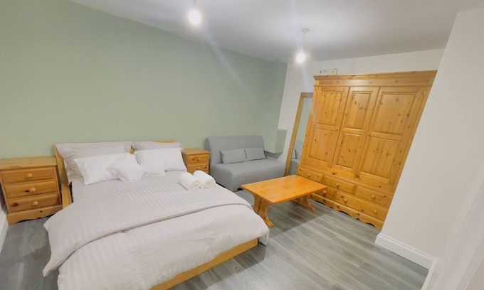 Loxford Apartamento | Spacious, Comfortable Studio