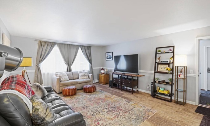 Sand Lake Apartamento | Spacious & comfy 2BR apartment on ground level, near airport & shopping