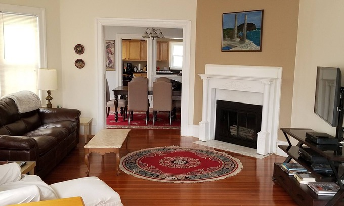 Edgewood Condominio | Amplio condominio en Cranston / Providence Line - 2 habitaciones