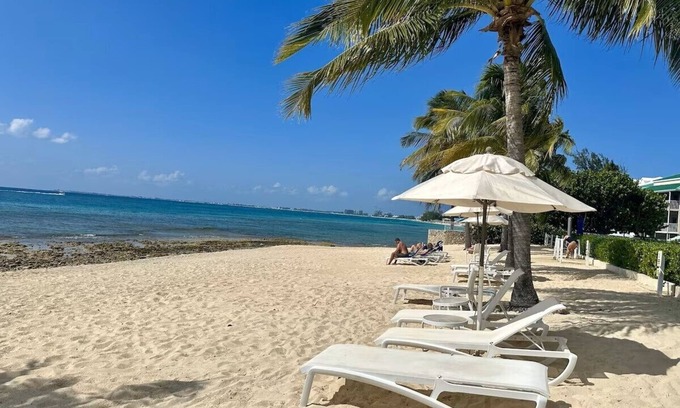 Seven Mile Beach Condominio | Spacious Condo, Newly decorated, Just Walk Out the Door onto 7 Mile Beach