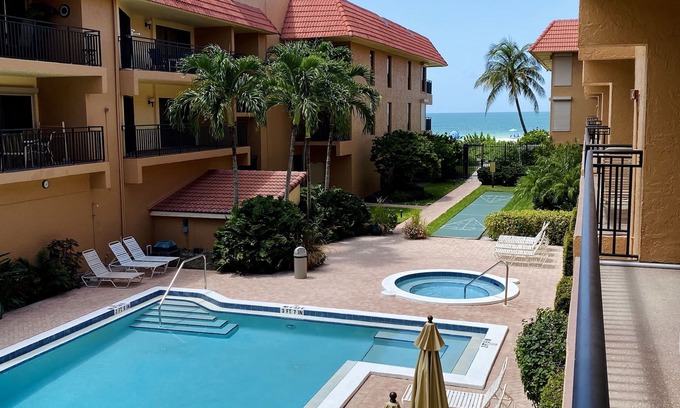 Holmes Beach Condominio | Spacious Condo on the Beach