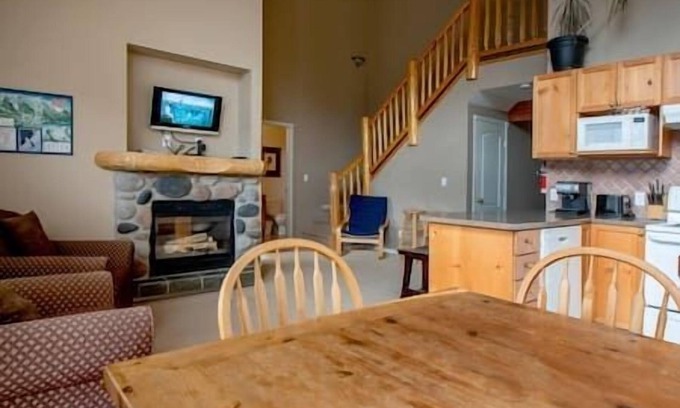 East Kootenay Casa | Spacious condo with Fireplace BBQ, Deck, Views