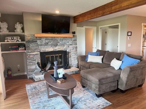 Bellaire Casa | Spacious Condo with Pool Pass!
