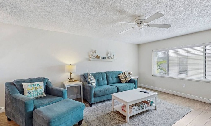 Siesta Key Condominio | Spacious condo with work station,WIFI, W/D and full kitchen