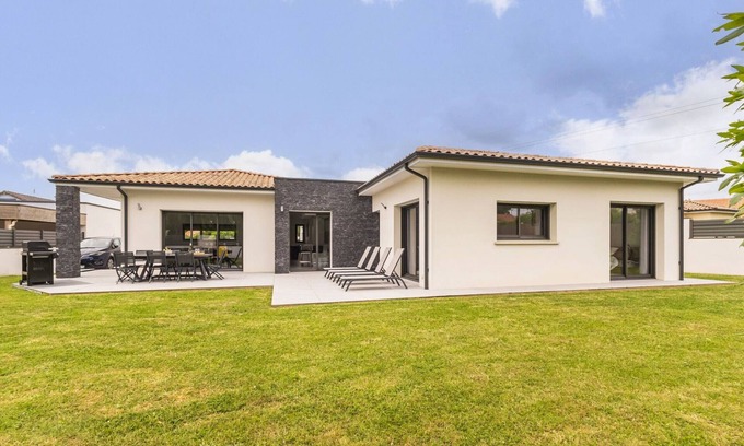 La Haie-Fouassiere Cabaña | Casa espaciosa con jardín, spa, futbolín y aparcamiento privado
