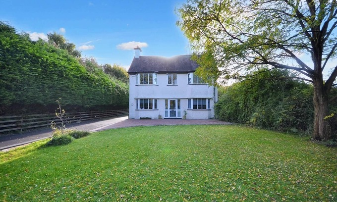 Kemerton Casa | Spacious Cotswolds House, Garden with Hot Tub