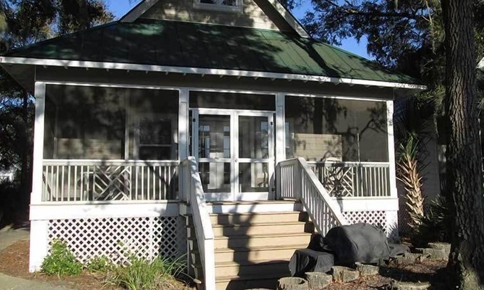 Saint Helena Island Cabaña | Spacious Cottage w/ WiFi & Screened-In Porch - Near Marina & Boathouse