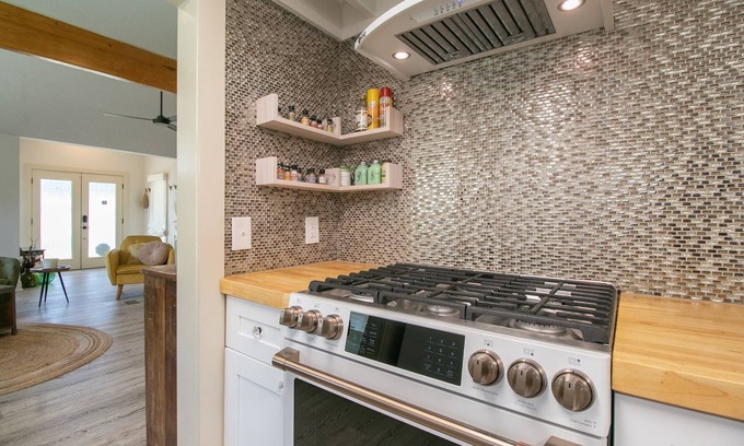 Gulfport Cabaña | Spacious Cottage Near the Beach