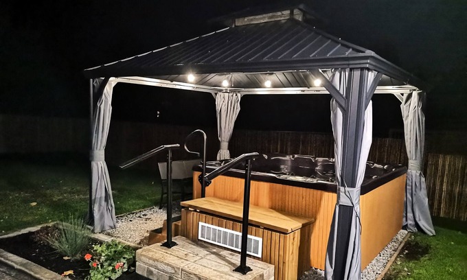 Dashwood Cabaña | Spacious cottage w/ All-season 8-seat hot tub; firepit, games room. Sleeps 8-10