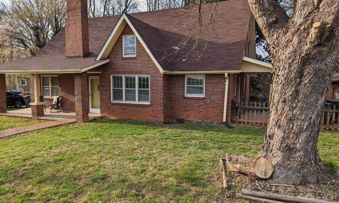 Jonesville Casa | Spacious Country Comfy Living in Yadkin Valley Wineries, Askew Winery, Downtown!
