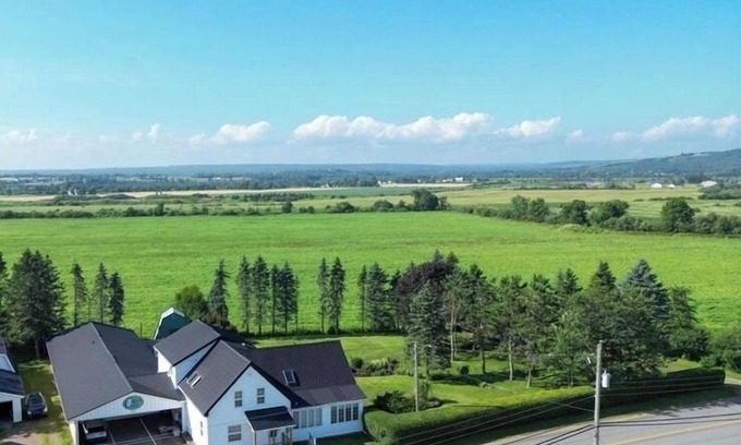 Truro Casa | Spacious country 5-bedroom home on gorgeous grounds with hot tub and pool.