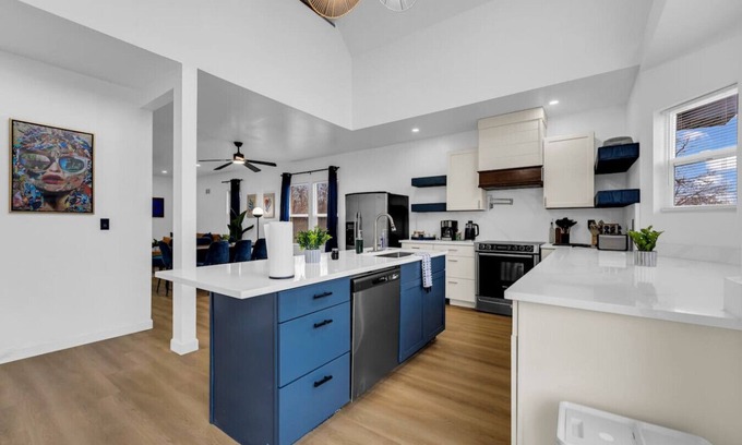 Detroit Casa | Spacious Cozy 6BD, Mins to DT/Stadium/Park/Museums
