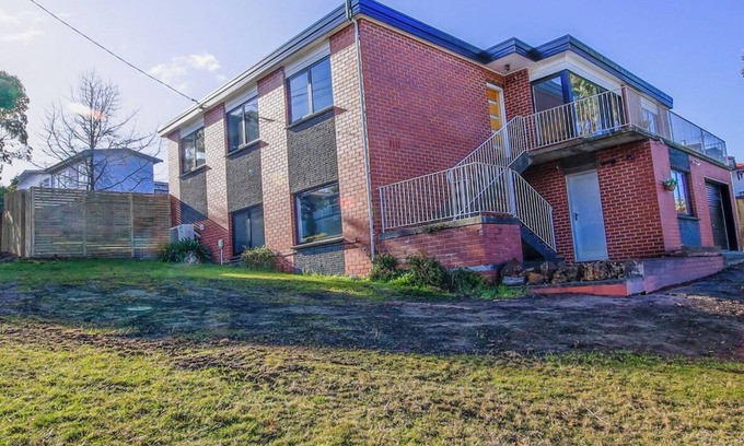 Lenah Valley Casa | Majestic Mountain View + Peaceful Neighbourhood