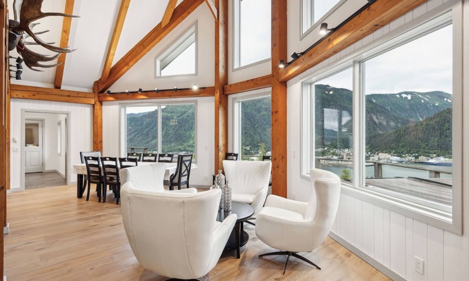 West Juneau Casa | Todo el año: espaciosa casa personalizada con vistas extraordinarias y bañera de hidromasaje
