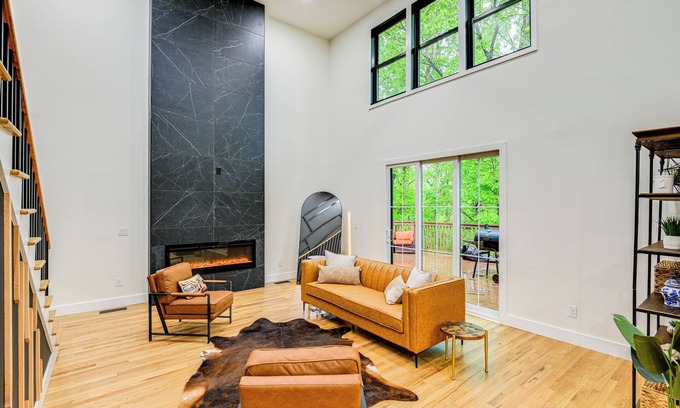 West Meade Casa | Spacious Deck: Contemporary Home in Nashville!