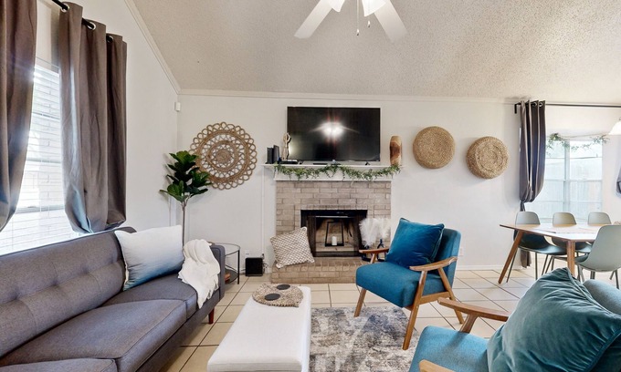 Oak Creek Casa | Spacious dog-friendly home, close to park with patio, AC, & W/D