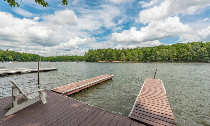 North Glade Hills Casa | Bear Creek Lodge- Lakefront, muelle privado, ducha al aire libre