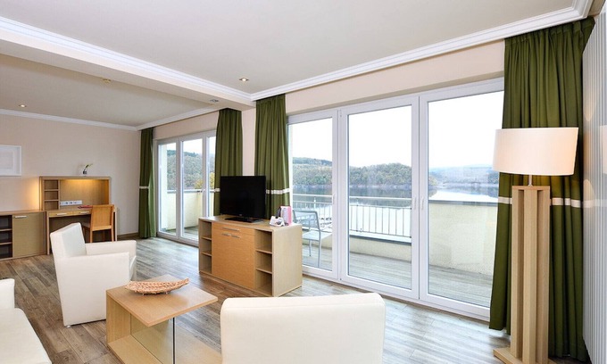 Heimbach Apartamento | Spacious double suite with balcony and lake view