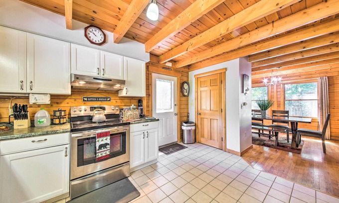 Gouldsboro Cabina | Spacious Down East Cabin w/ Deck + Views!