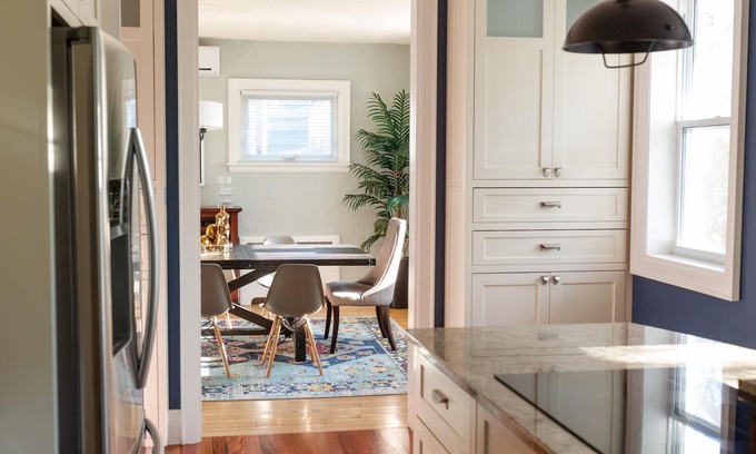 Queens Square Casa | Spacious Downtown 5 bedroom historic house! Close to Everything Downtown!