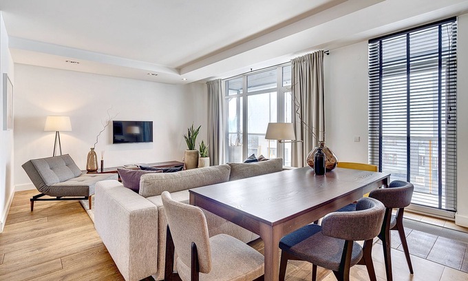 Business District Apartamento | Spacious Dream Apartment with Balcony - Central City