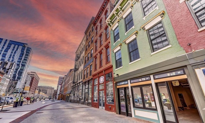 Central Business District Condominio | Spacious, DWNT/OTR condo. minutes walk to the Reds/Bengals stadiums & more!!