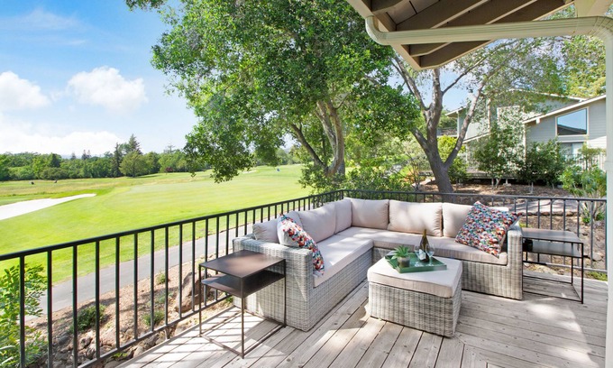 Napa Condominio | Spacious Elegance Where Sunset Meets Fairway