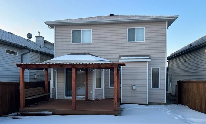 Northwest Edmonton Casa | Spacious Executive Home 4BR 3BA Fully Equipped