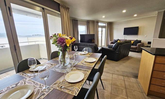 Miramar Apartamento | Spacious Executive Modern Home, City Fringe!