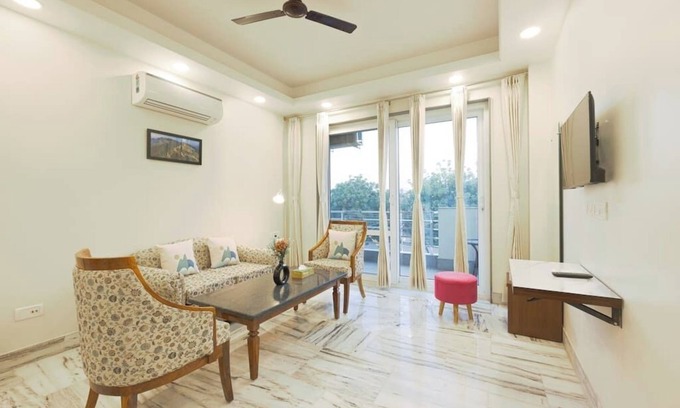Gurugram Apartamento | Spacious executive suite with bathtub & balcony
