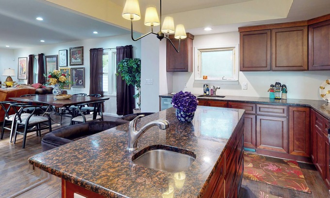 Grosse Pointe Woods Casa | Spacious Family Friendly Grosse Pointe Woods Beauty