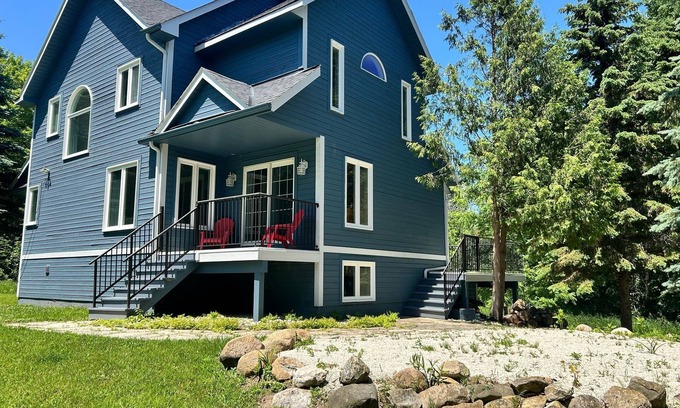 The Blue Mountains Casa | Spacious family-friendly chalet with mountain views, one acre lot, very private