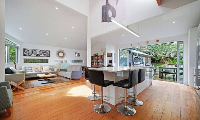 Takapuna Casa | Spacious Family Beach Escape
