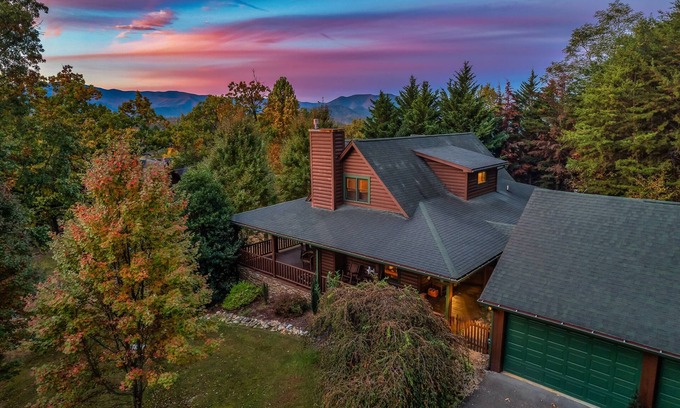 Townsend Cabina | Spacious Spring Family Cabin | 5 mi to National Park | Hot Tub | Arcade