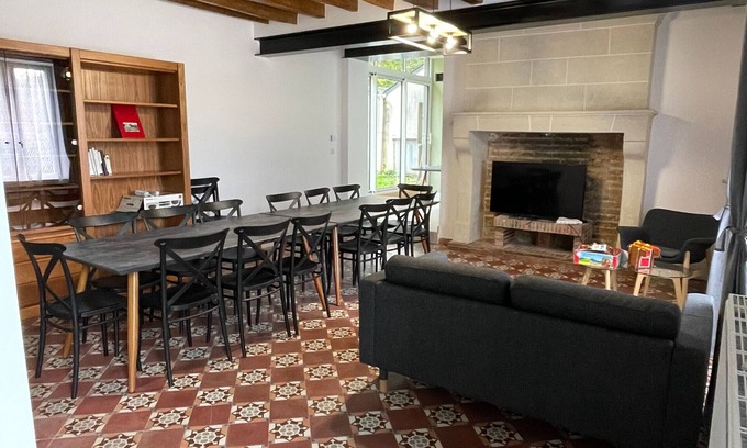 Chahaignes Cabaña | Casa familiar luminosa con terraza, cerca de Le Mans y Tours, perfecta para grupos grandes