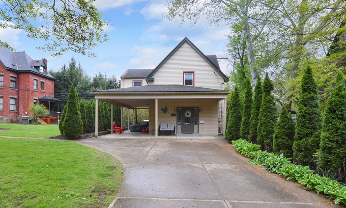 Pittsburgh Casa | Spacious~Family Friendly~King Bed~Driveway Parking- Bubble Spa~Pets~BBQ~Outdoor
