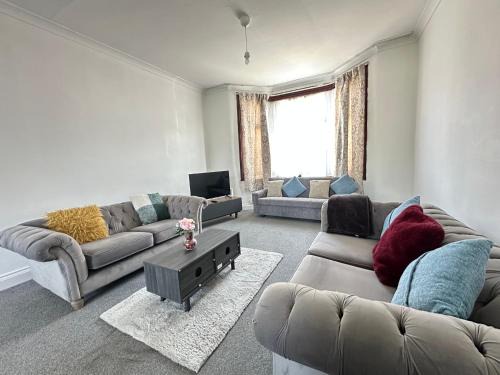 Loxford Casa | Spacious Family Friendly 4-Bed Holiday Home