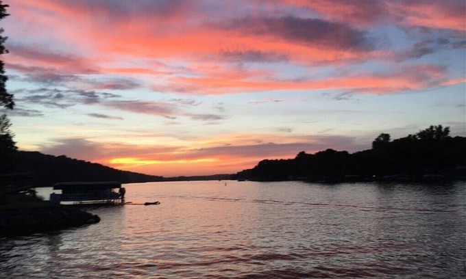Panora Cabina | Spacious Family Friendly Cabin on the Water with Bunkhouse- Sleeps 12