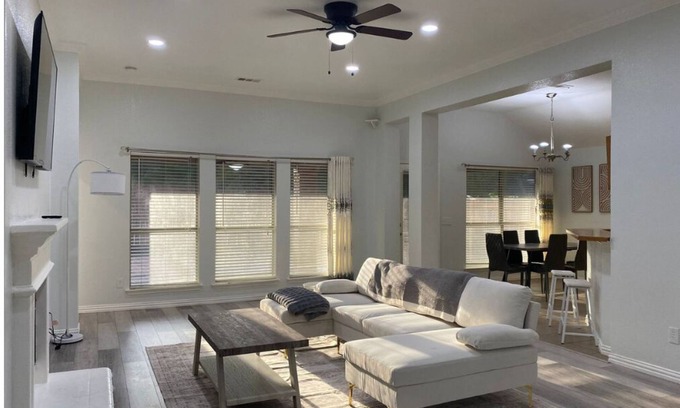 South Arlington Casa | Spacious Family Haven w Big Yard, Great Location!
