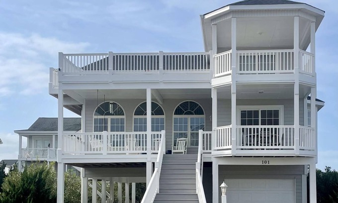 Holden Beach Casa | Spacious family home with private beachfront pool and clubhouse