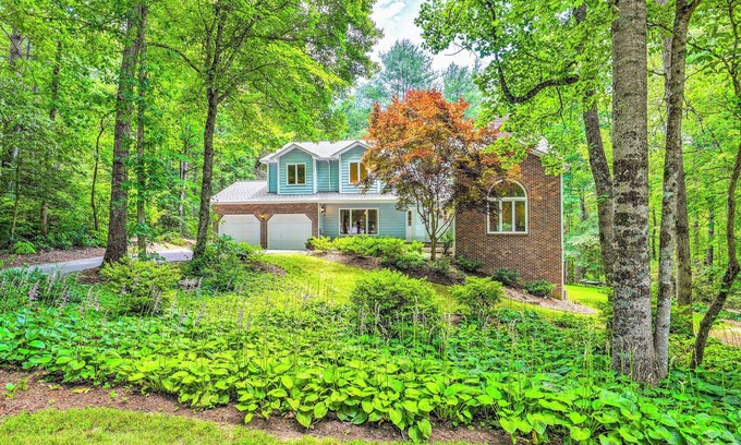 Royal Pines Casa | Spacious Family Home Near Hiking & Breweries!