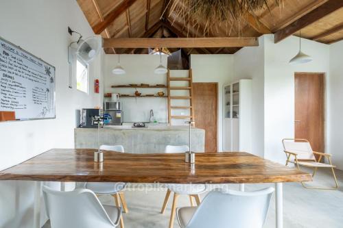 Catangnan Apartamento | Spacious Family Home in General Luna Center with Wi-Fi, AC and Generator