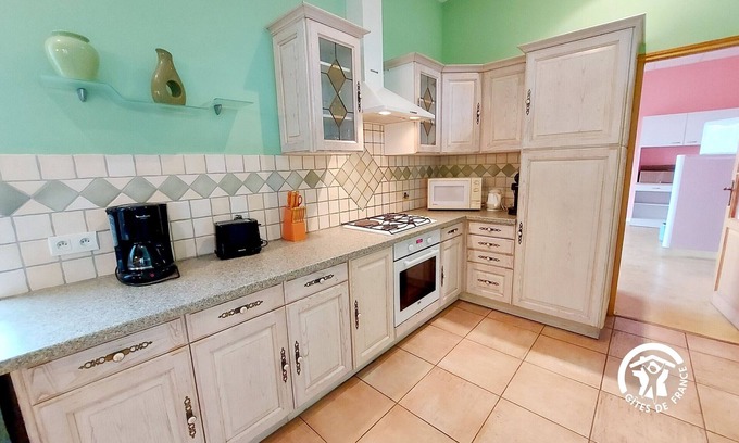 Carelles Cabaña | Casa amplia con piscina climatizada, billar y terrazas, ideal para familias y amigos