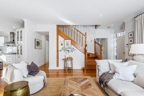 Pascoe Vale South Casa | Spacious Family Home with Balcony in Pascoe Vale