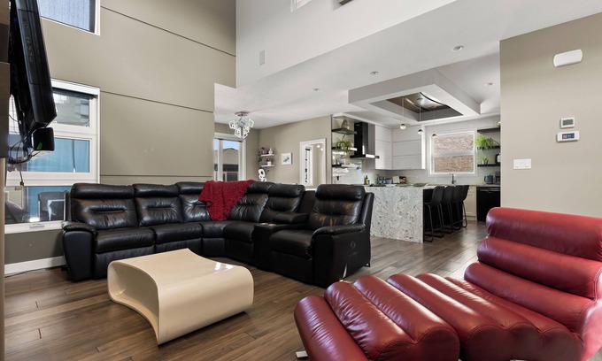 Regina Casa | Spacious Family Retreat with Garden and Covered Deck
