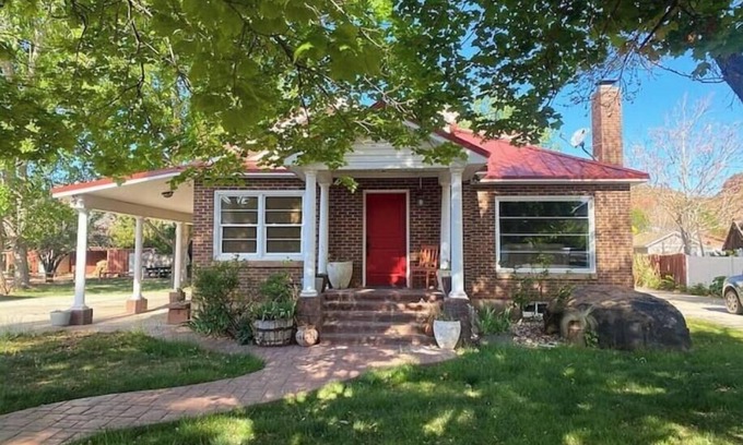 Kanab Casa | Spacious Family Reunion Home/sauna/gym/firepit/walk to: hikes/museums/shops/food