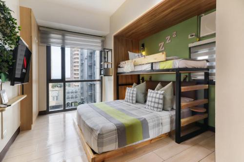Pinagsama Apartamento | Spacious Family Sleeper BGC & 84inch Cinema