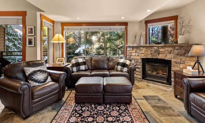 Whistler Cay Heights Condominio | Hermosa y espaciosa casa de pueblo familiar. RECIENTEMENTE AMUEBLADO + ACTUALIZADO con el encanto Rustic Whistler